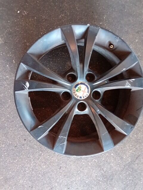 CERCHIO IN LEGA 16 5 BUCHI ALFA ROMEO GIULIETTA 2011 — foto 2