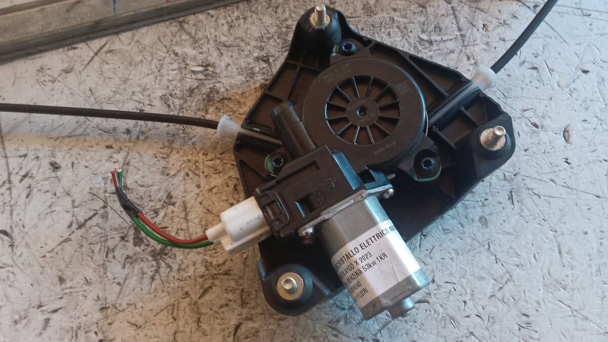 ALZACRISTALLO ANTERIORE SINISTRO TOYOTA AYGO' X 2023 2 PIN 857100H040 — foto 3